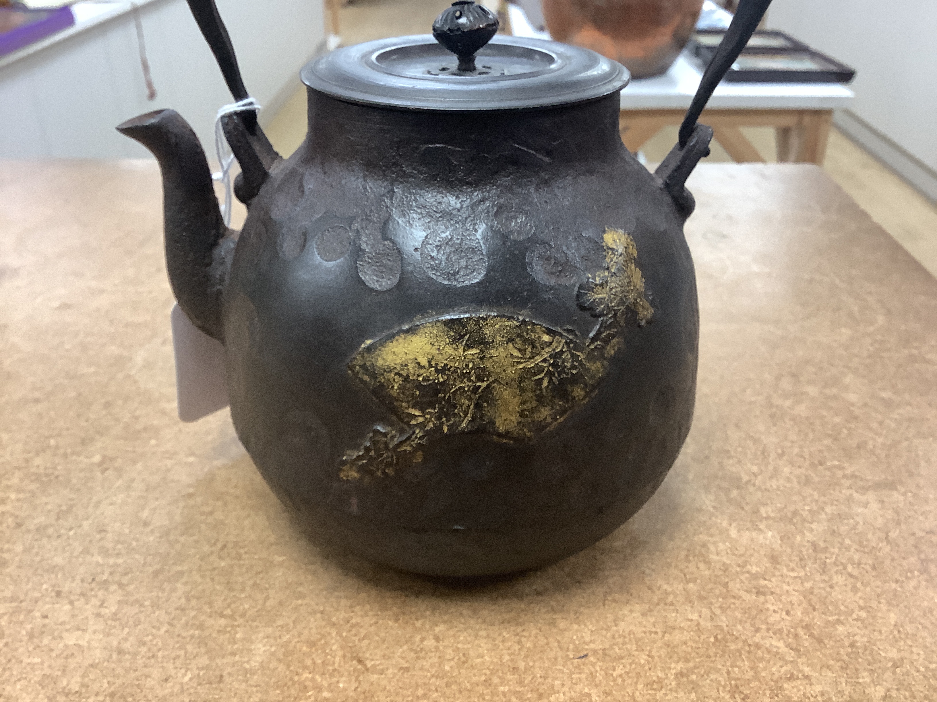 A Japanese iron tetsubin kettle with gilt decoration, 21cm high.